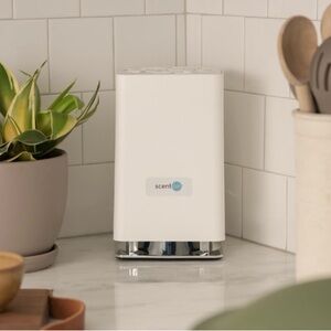 Scent Air whisper home diffuser machine. Gently used. These use the smaller